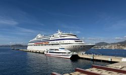Bodrum’a 447 yolcu taşıyan dev kruvaziyer demirledi