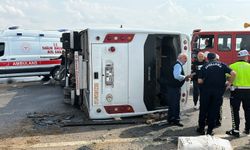 Antalya-Isparta yolunda midibüs devrildi: 17 yaralı