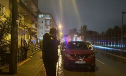 Alkollü sürücü yanan otomobilini sigara içerek izledi