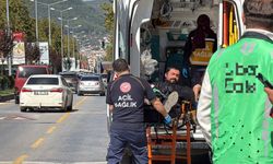 Menteşe’de otomobille çarpışan motokurye yaralandı