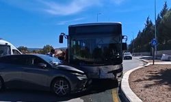 Muğla’da otomobil ile belediye otobüsü çarpıştı: 3 yaralı