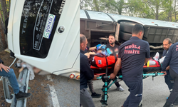 Marmaris’te servis aracı yan yattı: 2 kişi sıkıştı