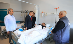 Vali Akbıyık, muhtar Köseoğlu’nu hastanede ziyaret etti