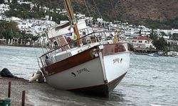 Bodrum’da 2,5 milyon liralık yelkenli karaya oturdu