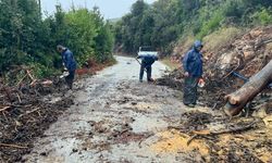 Marmaris’te sağanak mesaisi: Ekipler gece gündüz sahada
