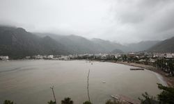 Marmaris’te sağanak sonrası deniz kahverengiye döndü