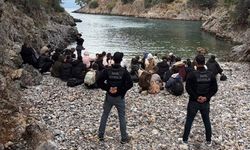 Fethiye’de tekne bekleyen 34’ü çocuk 62 göçmen yakalandı