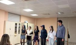 Muğla’da gençler kendi yazdıkları skeçlerle sahneye çıktı