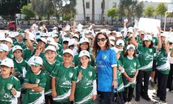 Bodrum FK’lı futbolculardan öğrencilere forma ve şapka