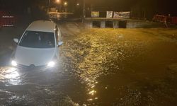 Menteşe’de yağış nedeniyle yol çöktü: Araç çukurda kaldı