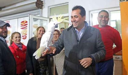 AK Parti'li adayın papağanla sohbeti ilgi gördü