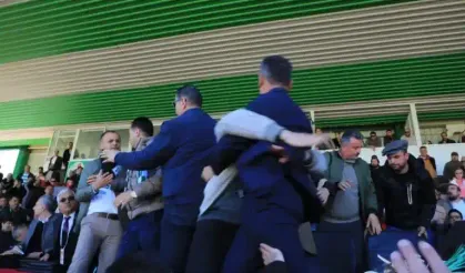 Muğlaspor-Yatağanspor maçında şeref tribünü karıştı