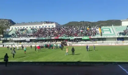 Muğlasporlu futbolcular 3 puan sevincini taraftarı ile paylaştı