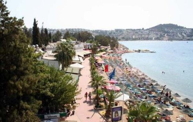 Bodrum Özgür Plajı: Bitez’de Doğayla İç İçe Konforlu Tatil