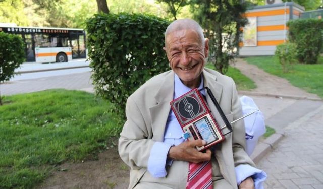 Elinde teyp ile sokak sokak gezerek müzik dinliyor