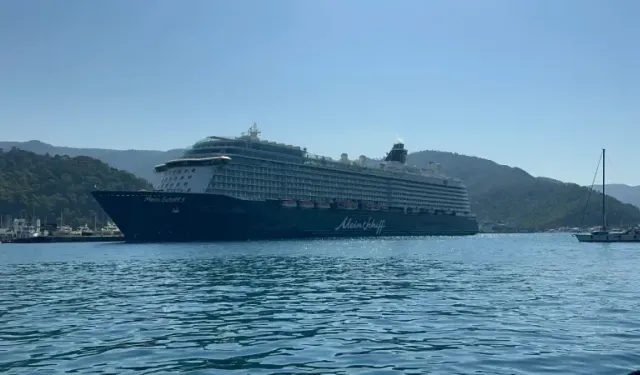 Dev yolcu gemisi binlerce yolcusu ile Marmaris’e geldi