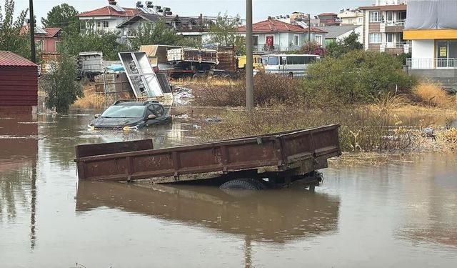 Ortaca’da şiddetli yağış sonrası araçlar su altında kaldı