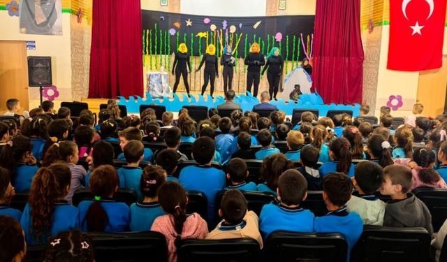 Kavaklıdere'de gönüllü gençlerden miniklere tiyatro keyfi