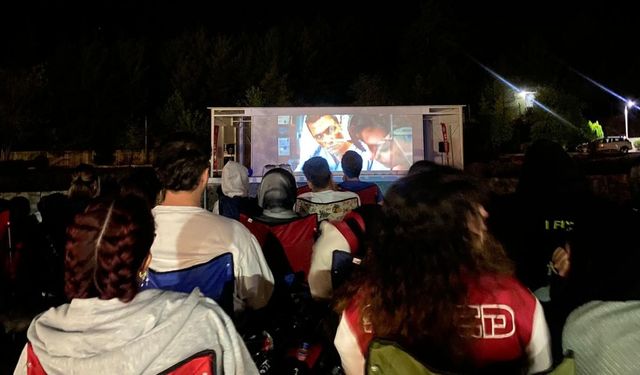 MSKÜ’de Film Gecesi Keyfi: Öğrenciler Ay Işığı Meydanı’nda Bir Araya Geldi