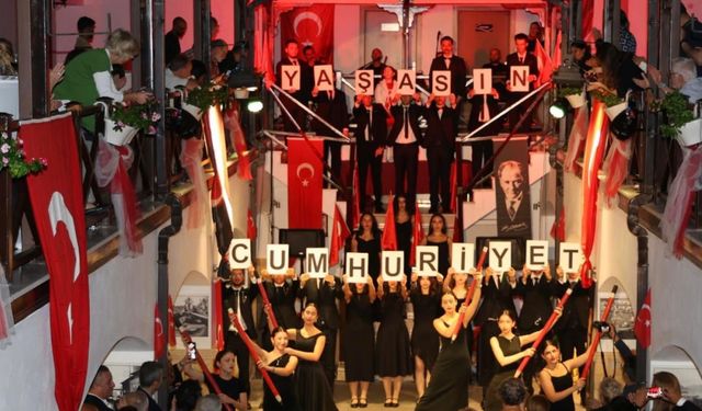 Marmaris'te Cumhuriyet Sanatla Kutlandı
