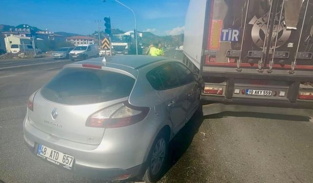 Ortaca Hal Kavşağı'nda trafik kazası: 1 yaralı