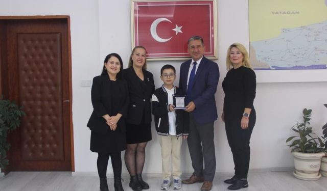 Menteşe’de Minik Yüreklerden Atatürk’e Duygusal Şiirler