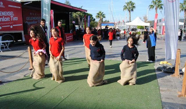 Geleneksel Oyunlar Tırı, geçmişin oyunlarını Fethiye'de öğrencilerle buluşturdu