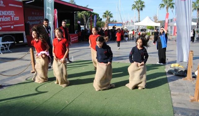 Geleneksel Oyunlar Tırı, geçmişin oyunlarını Fethiye'de öğrencilerle buluşturdu