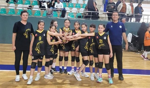 Köyceğizli minikler Voleybol Turnuvası'nda şampiyon oldu