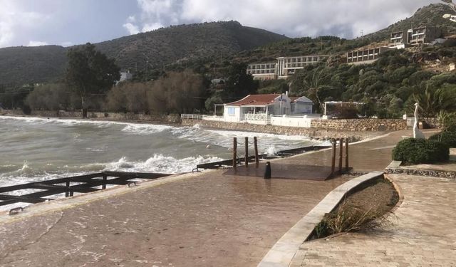 Datça’da Lodos Geceyi Kabusa Çevirdi: Yelkenli Karaya Oturdu