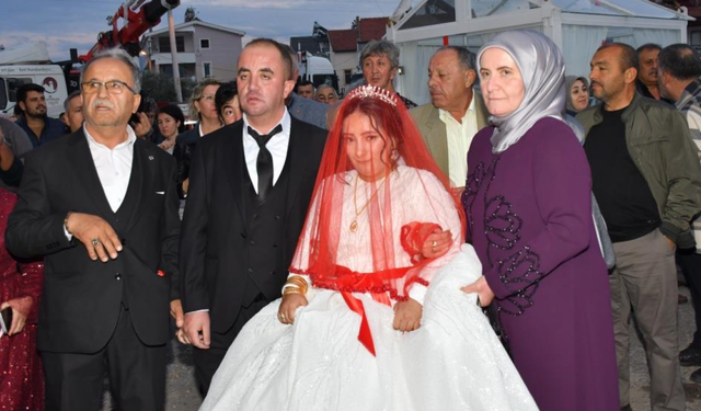 Fethiye’de sıra dışı düğün: Gelin ve damat cam vitrinde düğün salonuna getirilirken tırdan vinçle indirildi