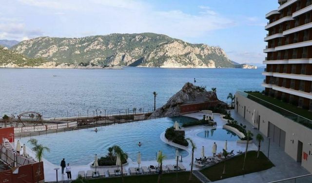 Marmaris Kızılbük'te turistler aralık ayında havuz keyfi yaşıyor