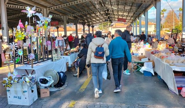 Köyceğiz’de yılbaşı pazarı kuruldu