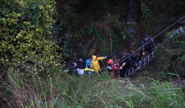 Fethiye’de otomobil uçuruma düştü