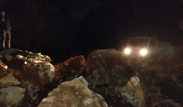  Marmaris'te dev kayalar orman yolunu kapattı