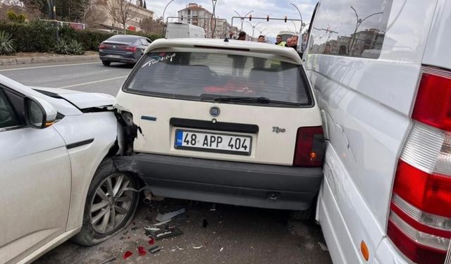 Yatağan’daki kazada üç araç hasar gördü