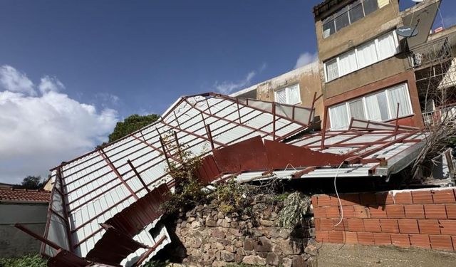 4 katlı binanın çatısı uçtu