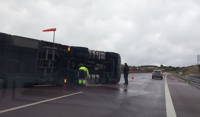 Fırtına otobanda tırı devirdi, sürücü kendi imkanlarıyla böyle çıktı