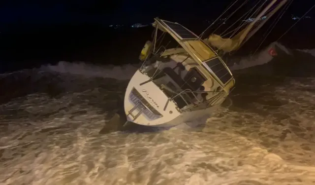 Fırtına milyonluk tekneyi karaya sürükledi