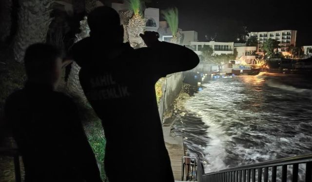  Fırtına, iskelede çalışan işçileri denize düşürdü: 1 ölü, 2 yaralı