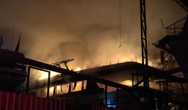 Fethiye’de Tersanede Yangın: Alevler Tekneyi Sardı