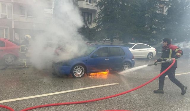 Seyir halindeki otomobil alev aldı