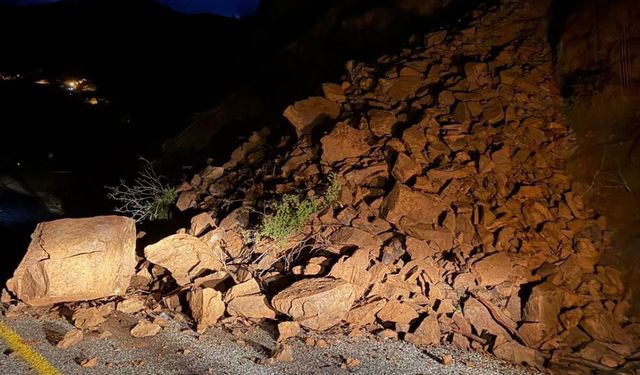 Marmaris'te toprak kayması nedeniyle yol trafiğe kapatıldı