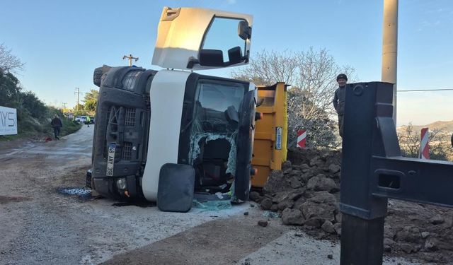 Bodrum'da hafriyat kamyonu devrildi: 1 yaralı