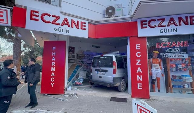 Datça’da Fren Yerine Gaza Bastı, Otomobil İş Yerine Daldı