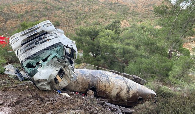 Datça'da virajı alamayan tır devrildi: 1 yaralı