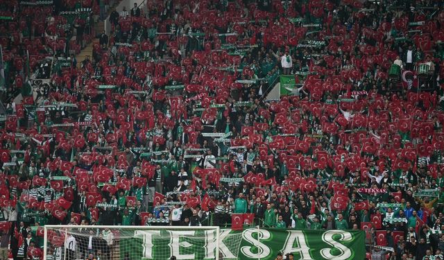 Bursaspor tribünleri Türk bayraklarıyla donatıldı