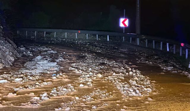 Marmaris'te sağanak yağış etkili oldu, yollar dereye döndü