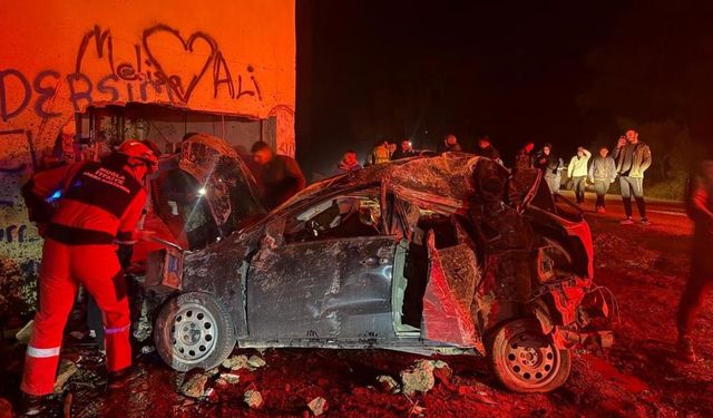 Marmaris’te Feci Kaza: Takla Atan Araç Elektrik Direğine Çarptı