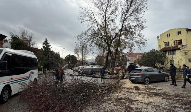 Marmaris’te şiddetli fırtına etkisini sürdürüyor